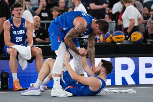 June 7, 2026, Warsaw, Masovian Voivodeship, Poland: France s EMMANUEL MONCEAU (9) helps HUGO SUHARD (7) up to his feet as JULES RAMBAUT (26) contemplates defeat at the end of the FIBA 3x3 Basketball World Cup men s 3rd place game between Serbia and France in Warsaw, Poland. Serbia defeated France to win 3rd place in the tournament. Warsaw Poland - ZUMAk204 20260607_zip_k204_130 Copyright: xRomanxKozielx