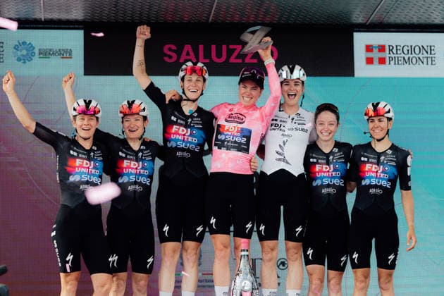 Giro Women Picture by Thomas Maheux SWpix.com 07 06 2026 - Cycling - Giro Women - Stage 9 - Saluzzo - Saluzzo Vollering Demi celebrating the victory with all the FDJ United Suez team Saluzzo Italy Copyright: x xThomasxMaheuxxviaxSWpix.comx(t axPhotographyxHubxLtd)xThomasxMaheux SWpix.comx SWP-3197