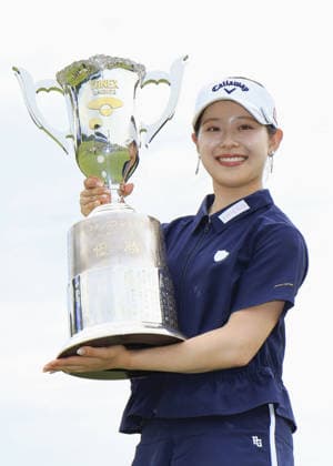 Golf: Yonex Ladies Rin Yoshida poses with the victor s trophy after winning the Yonex Ladies golf tournament at the Yonex Country Club in Nagaoka, Niigata Prefecture, Japan, on June 7, 2026.  A14AA0005617963P