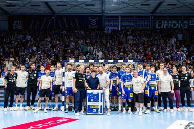 07 06 2026, GER, Handball, Men, Season 25 26, Daikin 1 Bl, 34 Matchday, ThSV Eisenach HSV Hamburg Handball Sport Verein Hamburg Team picture Group picture Team picture together with the Sponsor of the Day Bäckerei Koscielsky 99817 Eisenach Werner Assmann Halle Am Sportp Thueringen Germany
