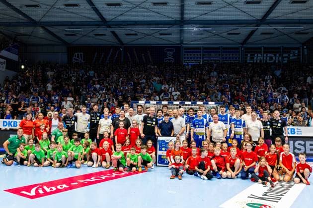 07 06 2026, GER, Handball, Men, Season 25 26, Daikin 1 Bl, 34 Matchday, ThSV Eisenach HSV Hamburg Handball Sport Verein Hamburg Team picture Group picture Team picture together with the Sponsor of the Day Bäckerei Koscielsky and the run-in children 99817 Eisenach Werner Assmann Halle Am Sportp Thueringen Germany