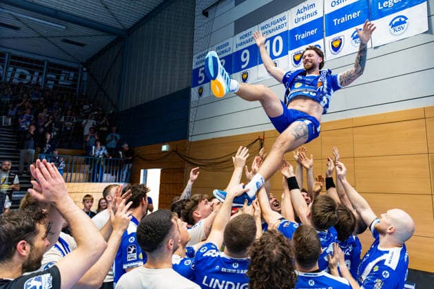 07 06 2026, GER, Handball, Men, Season 25 26, Daikin 1 Bl, 34 Matchday, ThSV Eisenach HSV Hamburg Handball Sport Verein Hamburg Alexander Saul ThSV Eisenach,95 is celebrated by the team 99817 Eisenach Werner Assmann Halle Am Sportp Thueringen Germany