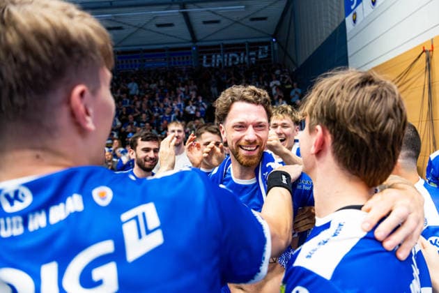 07 06 2026, GER, Handball, Men, Season 25 26, Daikin 1 Bl, 34 Matchday, ThSV Eisenach HSV Hamburg Handball Sport Verein Hamburg Alexander Saul ThSV Eisenach,95 is celebrated by the team 99817 Eisenach Werner Assmann Halle Am Sportp Thueringen Germany