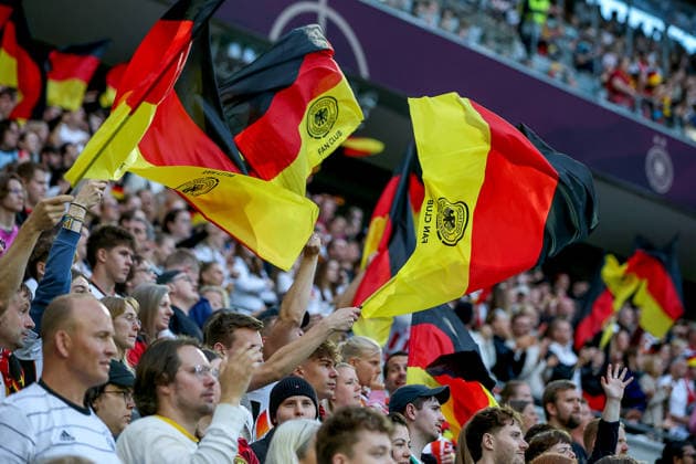 05.06.2026, xsscx, Fußball, Länderspiel, WM Qualifikation Frauen, Deutschland - Norwegen, Rhein-Energie-Stadion in Köln: Fans mit Deutschlandfahnen feiern das Tor zum 1:0 DFB regulations prohibit any use of photographs as image sequences and or quasi-video. Photo: xSandraxScherningxPressefotoKochx Nordrhein-Westfalen Germany *** 05 06 2026, xsscx, soccer, international match, World Cup qualification women, Germany Norway, Rhein Energie Stadium in Cologne Fans with German flags celebrate the goal to 1 0 DFB regulations prohibit any use of photographs as image sequences and or quasi video Photo xSandraxScherningxPressefotoKochx Nordrhein Westfalen Germany