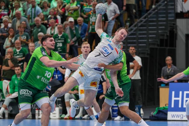 07 06 2026, xgox, Handball Daikin HBL HSG Wetzlar SC Magdeburg emspor, v l Josip Simic Wetzlar, 10 , Felix Claar Magdeburg, 7 duel, duel, fight, tackle Wetzlar