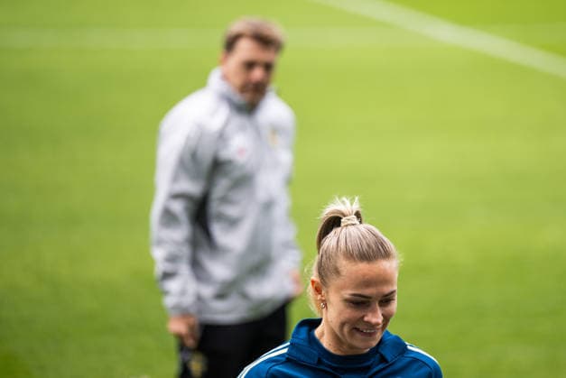 260608 Head coach Tony Gustavsson and Fridolina Rolfö of the Swedish women s national football team at a training session on June 8, 2026 in Gothenburg Photo Mathias Bergeld BILDBYRAN code MB MB1380 fotboll football soccer fotball vm kval kval fifa womens world cup qualifier qualifier träning practice training sverige sweden dam bbeng women kvinner  Copyright: MATHIASxBERGELD BB260608MB002