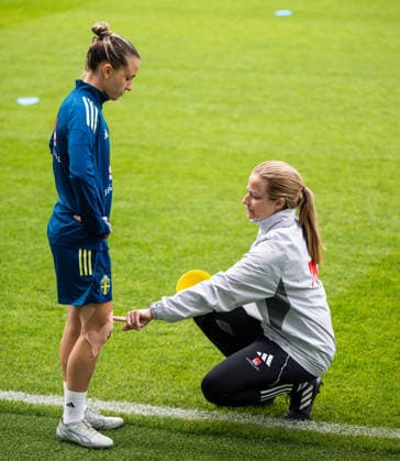 260608 Julia Zigiotti Olme and physiotherapist Jenny Larsson of the Swedish women s national football team at a training session on June 8, 2026 in Gothenburg Photo Mathias Bergeld BILDBYRAN code MB MB1380 fotboll football soccer fotball vm kval kval fifa womens world cup qualifier qualifier träning practice training sverige sweden dam bbeng women kvinner  Copyright: MATHIASxBERGELD BB260608MB006