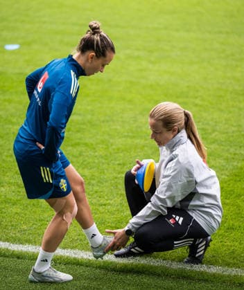 260608 Julia Zigiotti Olme and physiotherapist Jenny Larsson of the Swedish women s national football team at a training session on June 8, 2026 in Gothenburg Photo Mathias Bergeld BILDBYRAN code MB MB1380 fotboll football soccer fotball vm kval kval fifa womens world cup qualifier qualifier träning practice training sverige sweden dam bbeng women kvinner  Copyright: MATHIASxBERGELD BB260608MB001