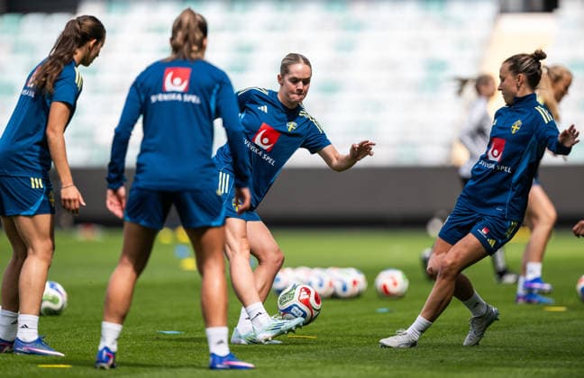 260608 Hanna Lundkvist and Julia Zigiotti Olme of the Swedish women s national football team at a training session on June 8, 2026 in Gothenburg Photo Mathias Bergeld BILDBYRAN kod MB MB1380 fotboll football soccer fotball vm kval kval fifa womens world cup qualifier qualifier träning practice training sverige sweden dam bbeng women kvinner  Copyright: MATHIASxBERGELD BB260608MB023