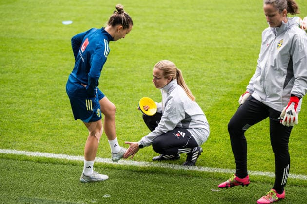 260608 Julia Zigiotti Olme and physiotherapist Jenny Larsson of the Swedish women s national football team at a training session on June 8, 2026 in Gothenburg Photo Mathias Bergeld BILDBYRAN code MB MB1380 fotboll football soccer fotball vm kval kval fifa womens world cup qualifier qualifier träning practice training sverige sweden dam bbeng women kvinner  Copyright: MATHIASxBERGELD BB260608MB032
