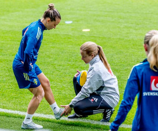 GOTHENBURG, SWEDEN 20260608 Julia Zigiotti and Jenny Larsson Physiotherapist during Monday s training with the women s national team at Gamla Ullevi ahead of the upcoming World Cup qualifier against Italy GÖTEBORG SWEDEN x9200x  Copyright: xAdamxIhse TTx THE WOMEN S NATIONAL TEAM TRAINS IN GOTHENBURG BEFORE THE WORLD CUP QUALIFYING