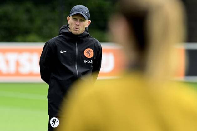 ZEIST - National coach Arjan Veurink during a training session at the KNVB Campus in preparation for the Dutch women s World Cup qualifying match against Poland. OLAF KRAAK ANP xVIxANPxSportx xxANPxIVx 560477266 originalFilename: 560477266.jpg