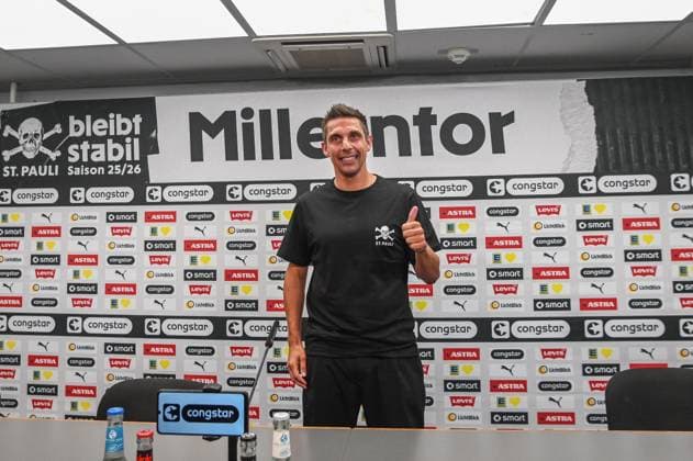 Vorstellung des neuen Trainers Marcel Rapp ( Pauli ) Daumen hoch Deutschland , Hamburg , Millerntorstadion , Fussball , 2. Bundesliga , FC St Pauli *** Presentation of the new coach Marcel Rapp Pauli Thumbs up Germany , Hamburg , Millerntorstadion , Football , 2 Bundesliga , FC St Pauli