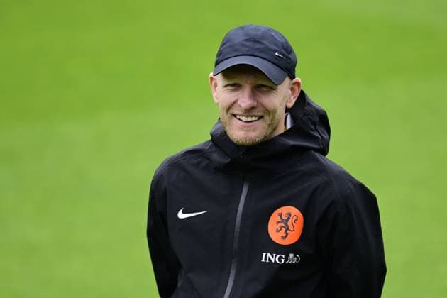 ZEIST - National coach Arjan Veurink during a training session at the KNVB Campus in preparation for the Dutch women s World Cup qualifying match against Poland. OLAF KRAAK ANP xVIxANPxSportx xxANPxIVx 560477911 originalFilename: 560477911.jpg