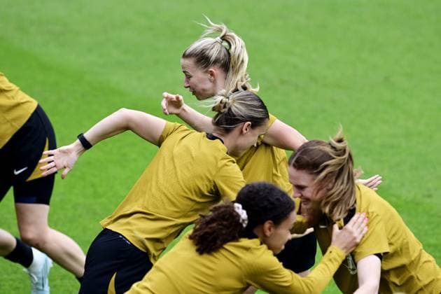 ZEIST - Jackie Groenen with Kerstin Casparij during a training session at the KNVB Campus in preparation for the Dutch women s football team s World Cup qualifying match against Poland. OLAF KRAAK ANP xVIxANPxSportx xxANPxIVx 560478181 originalFilename: 560478181.jpg