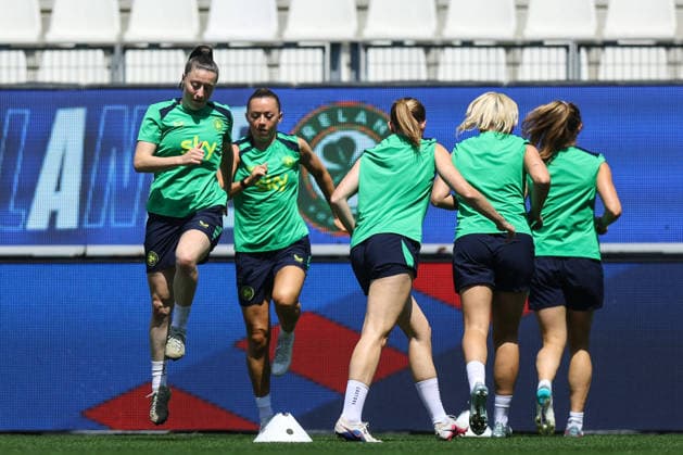 Football, Women, Ireland national team, Training and press conference