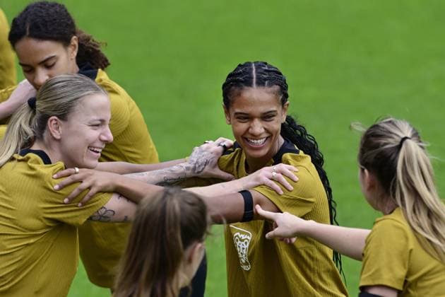 ZEIST - Lynn Wilms and Esmee Brugts during a training session at the KNVB Campus in preparation for the Dutch women s football team s World Cup qualifying match against Poland. OLAF KRAAK ANP xVIxANPxSportx xxANPxIVx 560478418 originalFilename: 560478418.jpg