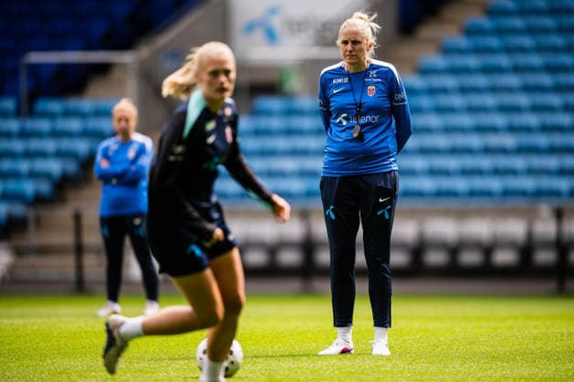 260608 Head coach Gemma Grainger of the Norwegian women™s national football team during a training session on June 8, 2026 in Oslo Photo Marius Simensen BILDBYRAN Cop 238 bbeng dam fifa women s world cup qualifier football fotball fotball norge norway practice soccer training trening träning  Copyright: MARIUSxSIMENSEN BB260608BB089