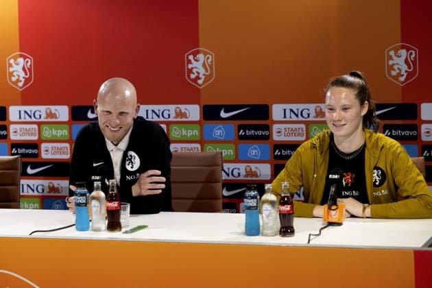 ZEIST - National coach Arjan Veurink, Veerle Buurman during a press conference, PK, Pressekonferenz ahead of the Dutch women s World Cup qualifying match against Poland. OLAF KRAAK ANP xVIxANPxSportx xxANPxIVx 560498248 originalFilename: 560498248.jpg