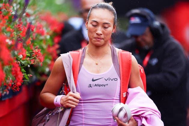 2026 HSBC Tennis Championships, Queens Club, London, UK - 08 06 2026 Qinwin Zheng (CHN) leaves court during a rain delay in her first round match agianst Jaqueline Cristian (ROU) in the HSBC 2026 Championships at Queens Club in London London Queens Club London GBR Copyright: xMarkxGreenwoodx