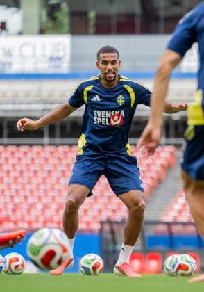 260608 Isak Hien of the Swedish national football team at a training session during day 3 of the FIFA World Cup 2026 on June 8, 2026 in Dallas Photo Petter Arvidson BILDBYRAN kod PA PA1223 fotboll football soccer fotball vm fotbolls vm fotball vm fotbolls vm 2026 fifa world cup 2026 träning practice training sverige sweden sverige a day 3 bbeng  Copyright: PETTERxARVIDSON BB260608PA037