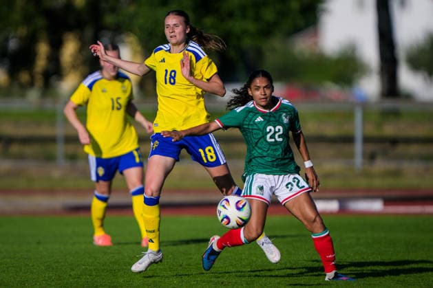 260608 Julia Ragnarsson of Sweden and Lourdes de la Caridad Bosh Lourdes of Mexico during the under 23 international friendly football match between Sweden and Mexico on June 8, 2026 in Kalmar Photo Suvad Mrkonjic BILDBYRAN COP 170 SM0470 fotboll football soccer fotball träningslandskamp international friendly sverige sweden mexico dam bbeng sverige sweden  Copyright: SUVADxMRKONJIC BB260608SM036