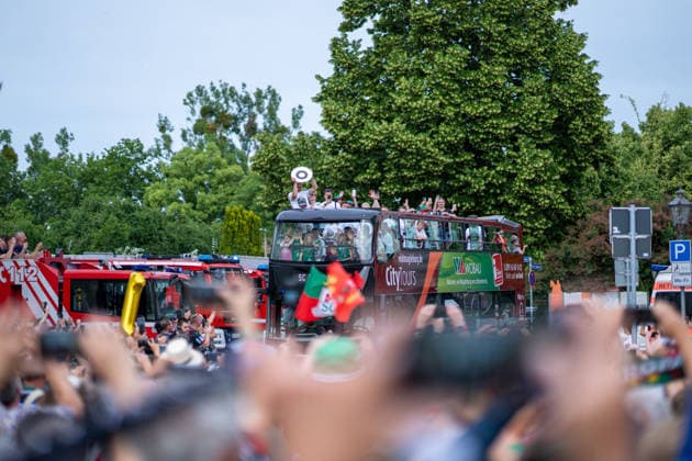 Germany HBL DAIKIN Handball Bundesliga 2025 2026, Reception in the town hall and championship celebration of SC Magdeburg Alter Markt Magdeburg Christian O Sullivan SC Magdeburg, 24 fans, mood, atmosphere, Alter Markt, city center Copyright: xTomxLauruschkatx