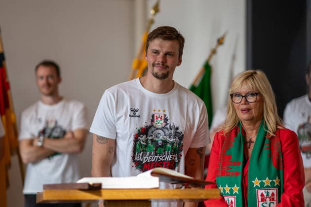 Germany HBL DAIKIN Handball Bundesliga 2025 2026, Reception in the town hall and championship celebration of SC Magdeburg Alter Markt Magdeburg Sergey Hernandez Ferrer SC Magdeburg, 1 at the entry in the Golden Book of the state capital Magdeburg Copyright: xTomxLauruschkatx