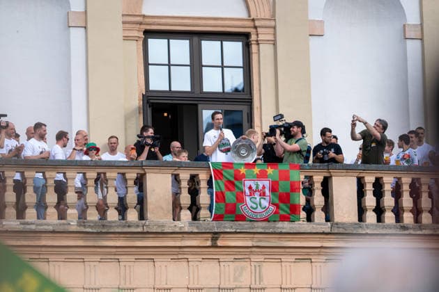 Germany HBL DAIKIN Handball Bundesliga 2025 2026, reception in the town hall and championship celebration of SC Magdeburg Alter Markt Magdeburg town hall balcony, fans, mood, atmosphere, Alter Markt, city center Copyright: xTomxLauruschkatx
