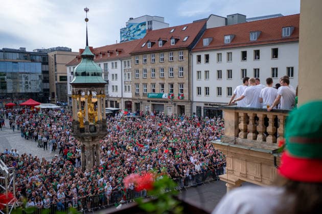 Germany HBL DAIKIN Handball Bundesliga 2025 2026, reception in the town hall and championship celebration of SC Magdeburg Alter Markt Magdeburg town hall balcony, fans, mood, atmosphere, Alter Markt, city center Copyright: xTomxLauruschkatx