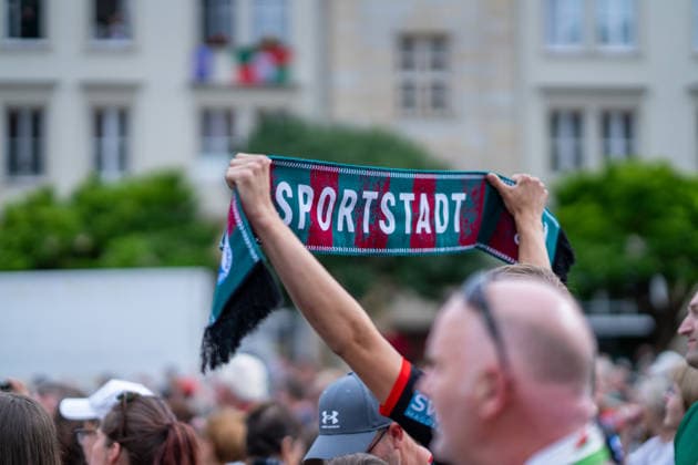 Germany HBL DAIKIN Handball Bundesliga 2025 2026, Reception in the town hall and championship celebration of SC Magdeburg Alter Markt Magdeburg fans, mood, atmosphere, Alter Markt, city center sports city, scarf Copyright: xTomxLauruschkatx