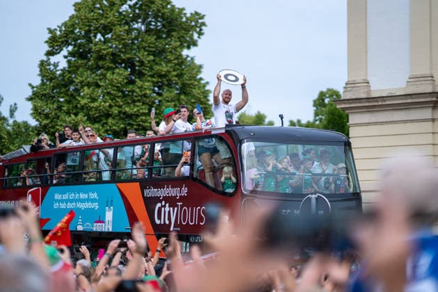 Germany HBL DAIKIN Handball Bundesliga 2025 2026, Reception in the town hall and championship celebration of SC Magdeburg Alter Markt Magdeburg Christian O Sullivan SC Magdeburg, 24 fans, mood, atmosphere, Alter Markt, city center Copyright: xTomxLauruschkatx