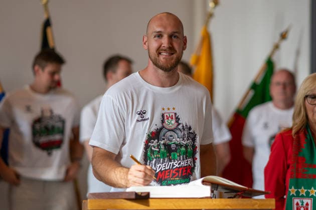 Germany HBL DAIKIN Handball Bundesliga 2025 2026, Reception in the town hall and championship celebration of SC Magdeburg Alter Markt Magdeburg Christian O Sullivan SC Magdeburg, 24 at the entry in the Golden Book of the state capital Magdeburg Copyright: xTomxLauruschkatx