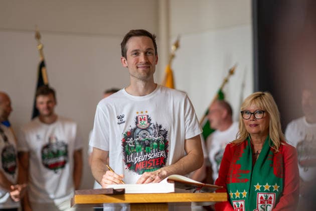 Germany HBL DAIKIN Handball Bundesliga 2025 2026, Reception in the town hall and championship celebration of SC Magdeburg Alter Markt Magdeburg Nikola Portner SC Magdeburg, 80 at the entry in the Golden Book of the state capital Magdeburg Copyright: xTomxLauruschkatx