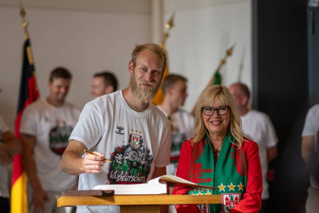 Germany HBL DAIKIN Handball Bundesliga 2025 2026, Reception in the town hall and championship celebration of SC Magdeburg Alter Markt Magdeburg Matthias Musche SC Magdeburg, 6 at the entry in the Golden Book of the state capital Magdeburg Copyright: xTomxLauruschkatx