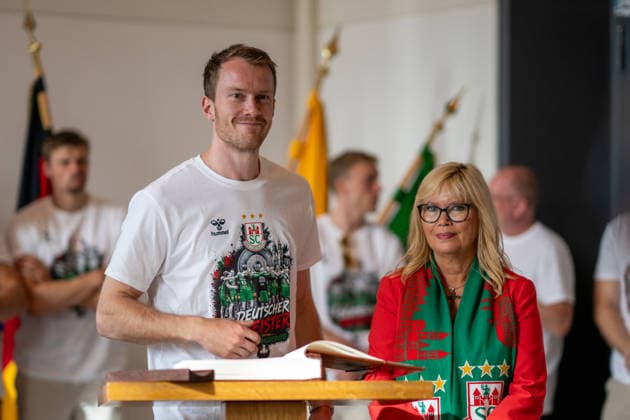 Germany HBL DAIKIN Handball Bundesliga 2025 2026, Reception in the town hall and championship celebration of SC Magdeburg Alter Markt Magdeburg Felix Claar SC Magdeburg, 7 at the entry in the Golden Book of the state capital Magdeburg Copyright: xTomxLauruschkatx