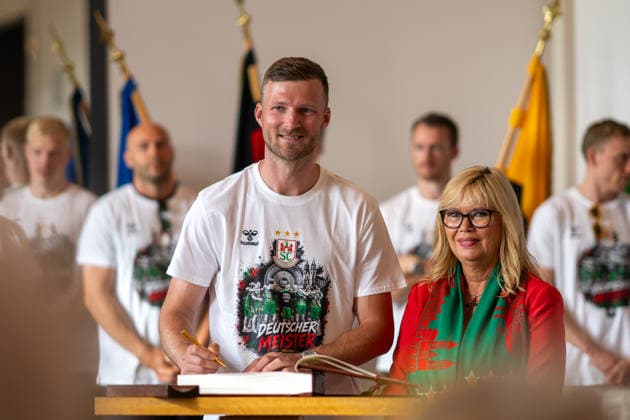 Germany HBL DAIKIN Handball Bundesliga 2025 2026, Reception in the town hall and championship celebration of SC Magdeburg Alter Markt Magdeburg Philipp Weber SC Magdeburg, 20 at the entry in the Golden Book of the state capital Magdeburg Copyright: xTomxLauruschkatx