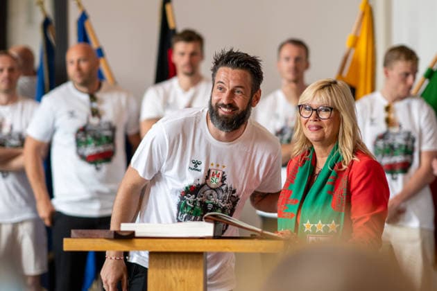 Germany HBL DAIKIN Handball Bundesliga 2025 2026, reception in the town hall and championship celebration of SC Magdeburg Alter Markt Magdeburg Bennet Wiegert Coach, SC Magdeburg at the inscription in the Golden Book of the state capital Magdeburg Copyright: xTomxLauruschkatx
