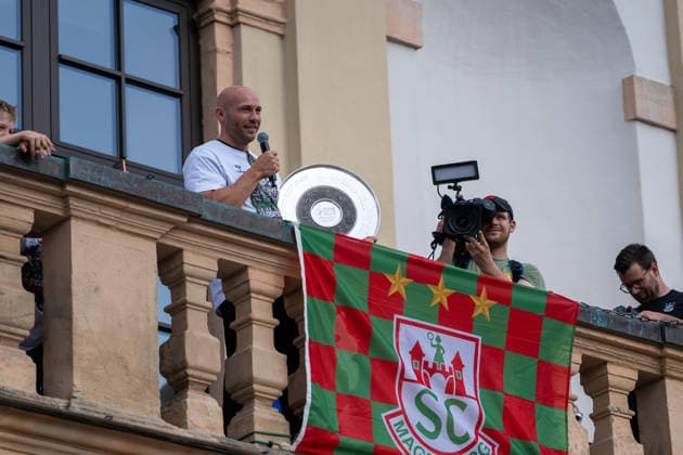 Germany HBL DAIKIN Handball Bundesliga 2025 2026, reception in the town hall and championship celebration of SC Magdeburg Alter Markt Magdeburg town hall balcony, fans, mood, atmosphere, Alter Markt, city center Copyright: xTomxLauruschkatx