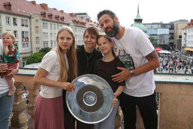 08 06 2026, xtgx, Handball, Daikin HBL, Reception of the German champion SC Magdeburg in the town hall v l Bennet Wiegert Magdeburg, coach with his family Magdeburg
