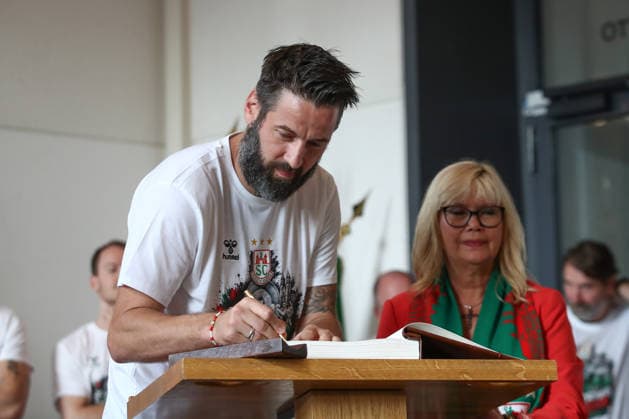 08 06 2026, xtgx, Handball, Daikin HBL, Reception of the German champion SC Magdeburg in the town hall v l Bennet Wiegert Magdeburg, Coach signs the golden book Magdeburg