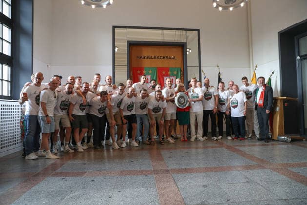 08 06 2026, xtgx, Handball, Daikin HBL, Reception of the German champions SC Magdeburg in the town hall f l Group photo of the team with Mayor Simone Borris and Minister President Sven Schulze Magdeburg