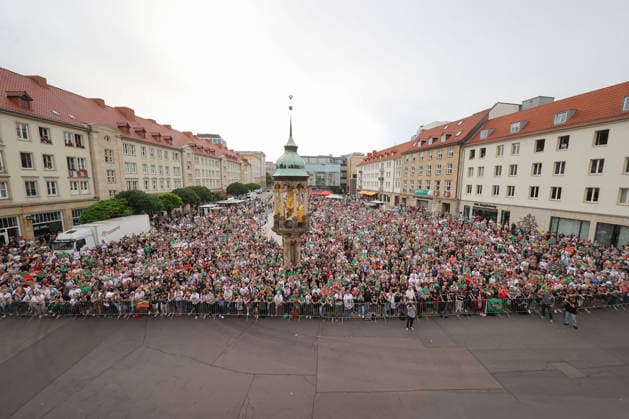 08 06 2026, xtgx, Handball, Daikin HBL, Reception of the German champion SC Magdeburg in the town hall v l Fans on the old market Magdeburg