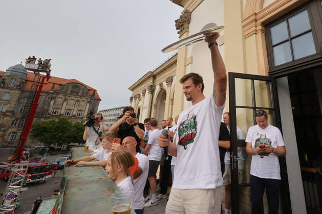 08 06 2026, xtgx, Handball, Daikin HBL, Reception of the German champion SC Magdeburg in the town hall v l Sergey Hernandez Ferrer Magdeburg, 1 Magdeburg