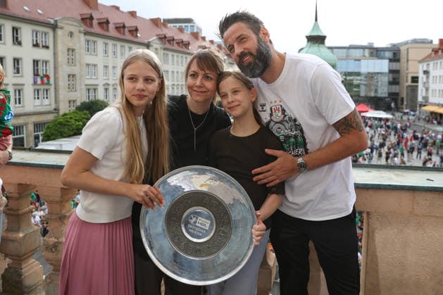 08 06 2026, xtgx, Handball, Daikin HBL, Reception of the German champion SC Magdeburg in the town hall v l Bennet Wiegert Magdeburg, coach with his family Magdeburg