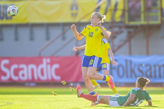 260608 Wilma Leidhammar of Sweden and Dania Nicole PÃ rez JimÃ nez of Mexico during the under 23 international friendly football match between Sweden and Mexico on June 8, 2026 in Kalmar Photo Suvad Mrkonjic BILDBYRAN COP 170 SM0470 fotboll football soccer fotball träningslandskamp international friendly sverige sweden mexico dam bbeng sverige sweden  Copyright: SUVADxMRKONJIC BB260608SM067