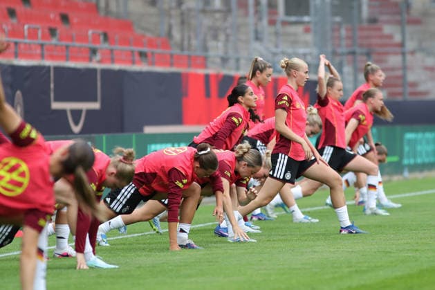Soccer, U23 Women Germany Denmark, 08 06 26 Paulina Bartz 21, Germany U23, Hamburger SV during warm-up Soccer, Test match U23 Women Germany Denmark on 08 06 26 at Leuna Chemie Stadium Halle Saale Copyright: xBEAUTIFULxSPORTS JanxKaeferx