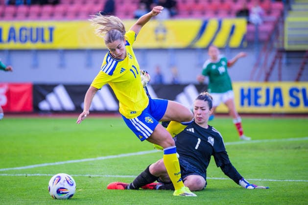260608 Johanna Renmark of Sweden and Goalkeeper Celeste Maryel Espino Medoza of Mexico during the under 23 international friendly football match between Sweden and Mexico on June 8, 2026 in Kalmar Photo Suvad Mrkonjic BILDBYRAN COP 170 SM0470 fotboll football soccer fotball träningslandskamp international friendly sverige sweden mexico dam bbeng sverige sweden  Copyright: SUVADxMRKONJIC BB260608SM079