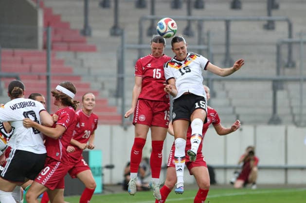 Fußball, U23-Frauen: Deutschland - Dänemark, 08.06.26 Kapitänin Karen Knudsen (15, Dänemark U23) gegen Selina Ostermeier (15, Deutschland U23, Bayer Leverkusen) im Kopfball-Duell. Fußball, Testspiel U23-Frauen: Deutschland - Dänemark am 08.06.26 im Leuna-Chemie-Stadion Halle (Saale). *** Soccer, U23 Women Germany Denmark, 08 06 26 Captain Karen Knudsen 15, Denmark U23 against Selina Ostermeier 15, Germany U23, Bayer Leverkusen in header duel Soccer, Test match U23 Women Germany Denmark on 08 06 26 at Leuna Chemie Stadium Halle Saale Copyright: xBEAUTIFULxSPORTS JanxKaeferx