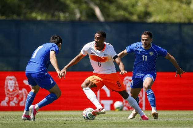 NEW YORK - (lr) Otabek Shukurov of Uzbekistan, Ryan Gravenberch of the Netherlands, Oston Urunov of Uzbekistan during the friendly match between the Netherlands and Uzbekistan at Icahn Stadium on June 8, 2026, in New York, United States. The Dutch national team, Nationalteam is preparing for the World Cup. ROBIN VAN LONKHUIJSEN ANP International Friendly, Länderspiel, Nationalmannschaft 2026 xVIxANPxSportx xxANPxIVx 560511364 originalFilename: 560511364.jpg